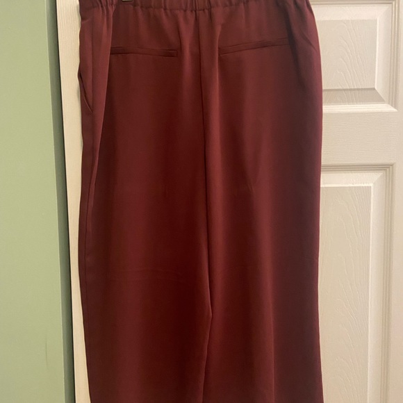 Flared cropped burgundy pants, button closure - Picture 3 of 4